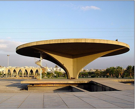 Памятник канцелярской кнопке на территории международного выставочного центра Рашида Караме