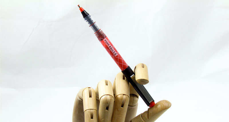 Ручка-роллер в руке